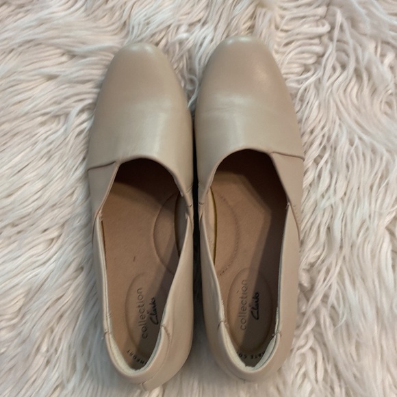 CLARKS Collection Shoes size 8 Ivory Leather so soft heel 1” so beautiful shoes - Picture 10 of 12
